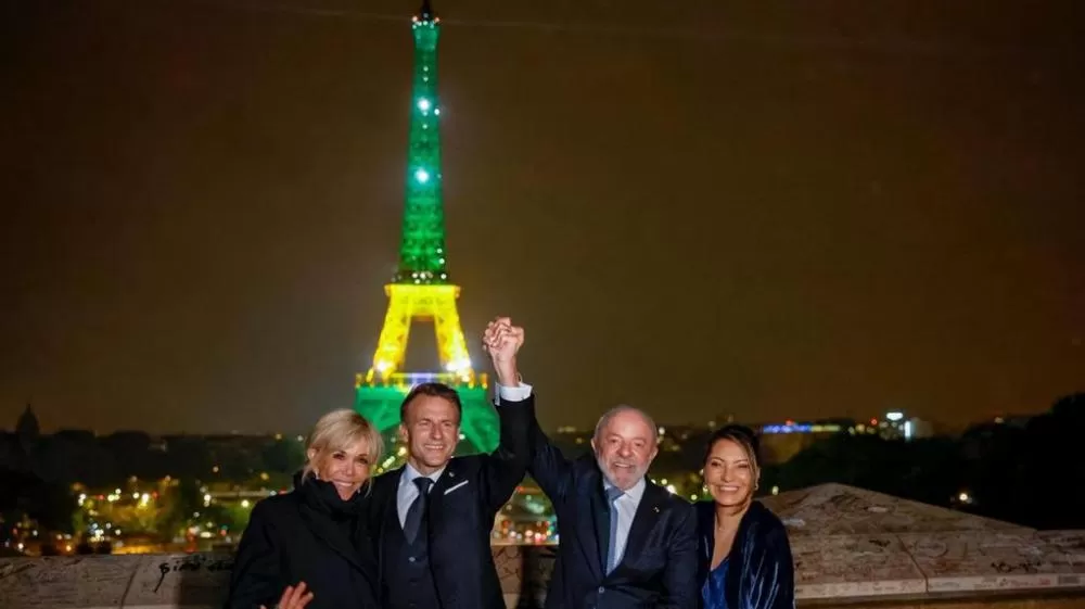 Torre Eiffel se ilumina em verde e amarelo em homenagem a Lula durante visita de Estado à França