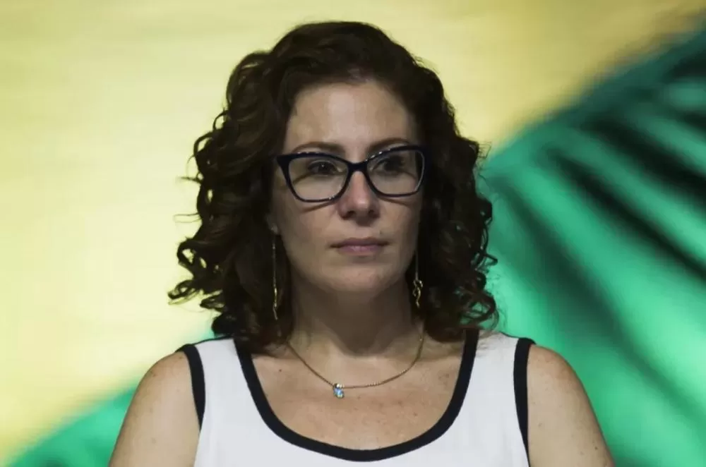 STF determina bloqueio das contas de Carla Zambelli após saída do Brasil