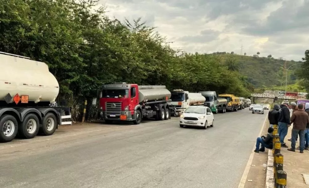 Caminhoneiros entram em greve em Minas e ameaçam abastecimento de combustível