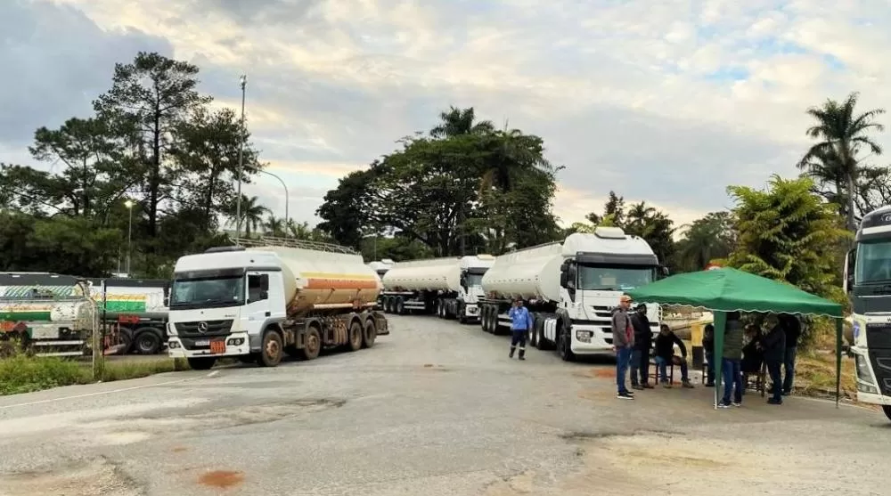 Greve dos caminhoneiros afeta postos da Petrobras em Minas, que operam com estoque crítico