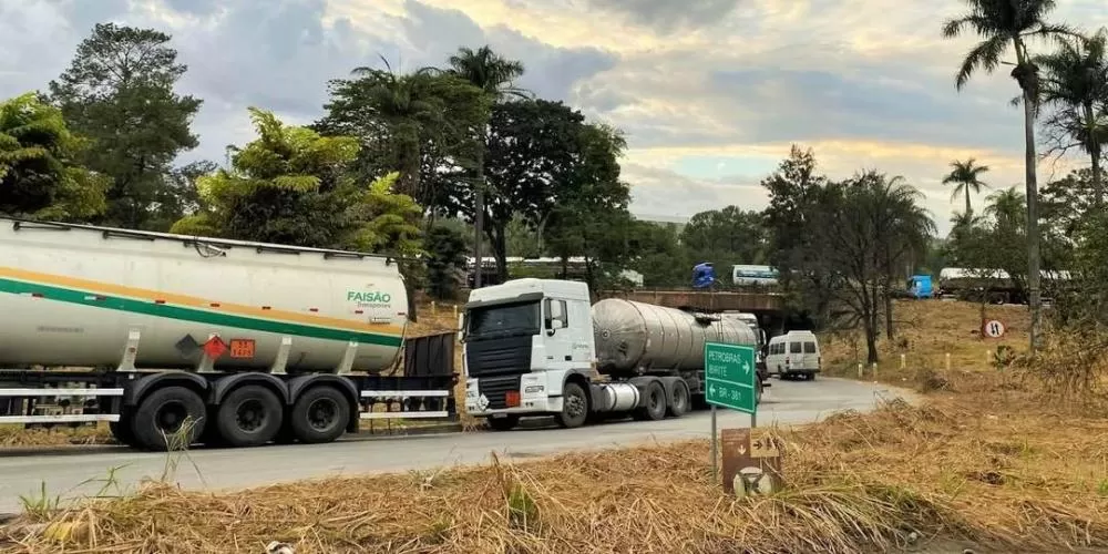 Greve dos caminhoneiros chega ao fim em Minas após acordo com distribuidora