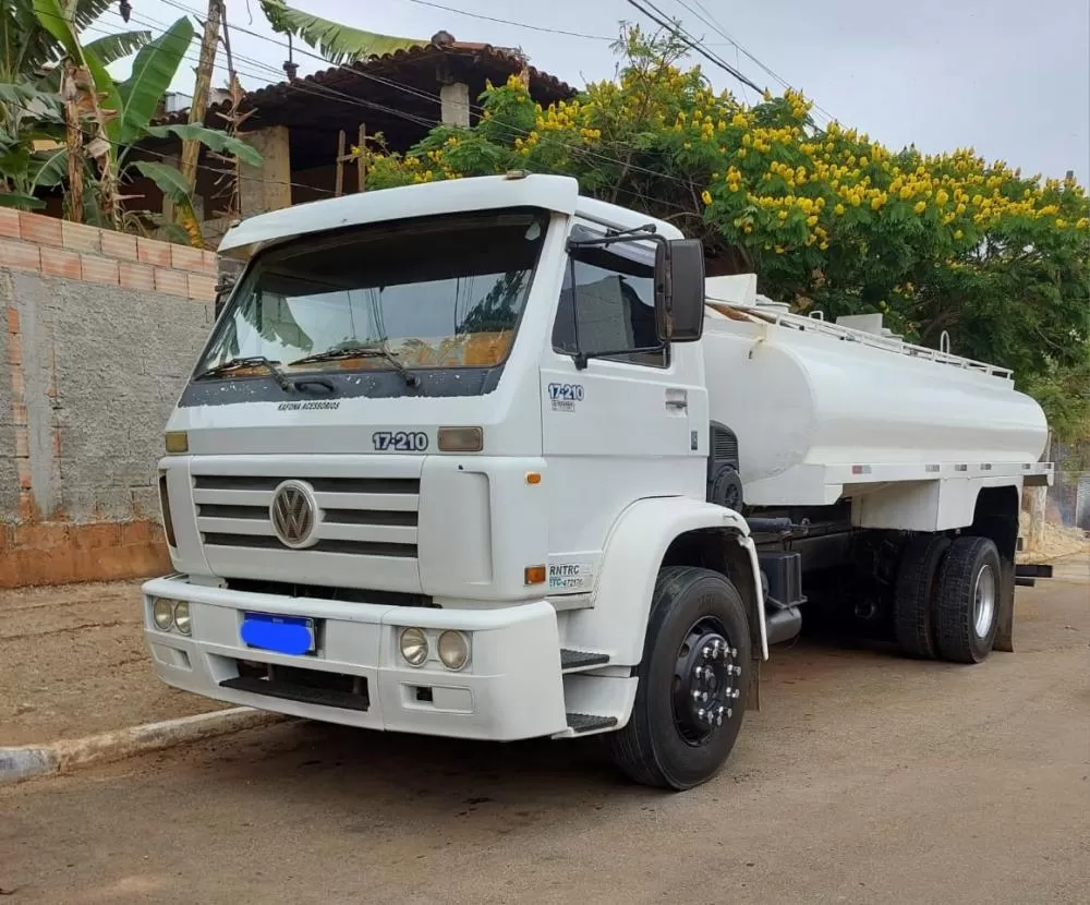 Caminhão Pipa do Pedro garante abastecimento de água potável em toda a região do Vetor Norte