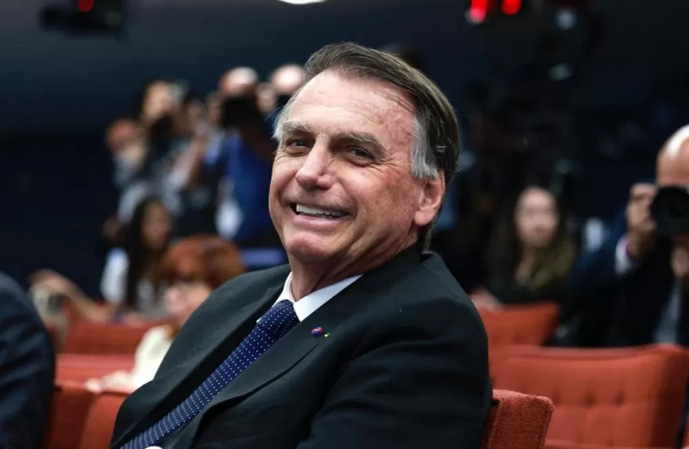 Bolsonaro se esquiva e afirma: “Cabe a eles provar minha culpa, não a mim provar inocência”