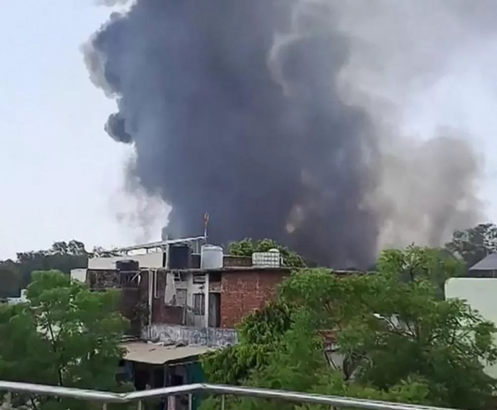 Avião com 242 pessoas cai após decolagem na Índia e se choca contra prédios