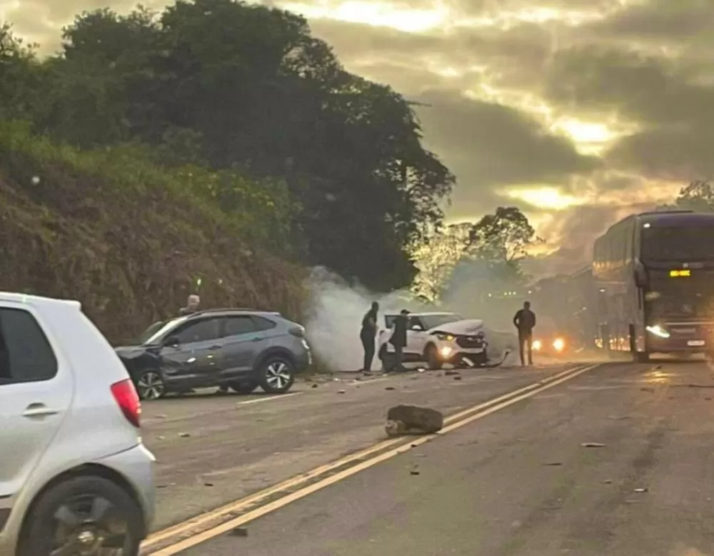 Colisão com quatro veículos deixa feridos e causa lentidão na BR-381 durante feriado