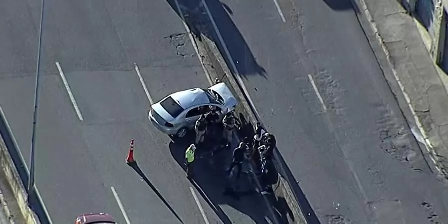 Carro capota e deixa feridos na Cristiano Machado durante feriado de Corpus Christi