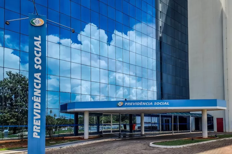 Governo promete devolver valores descontados do INSS ainda este ano em parcela única