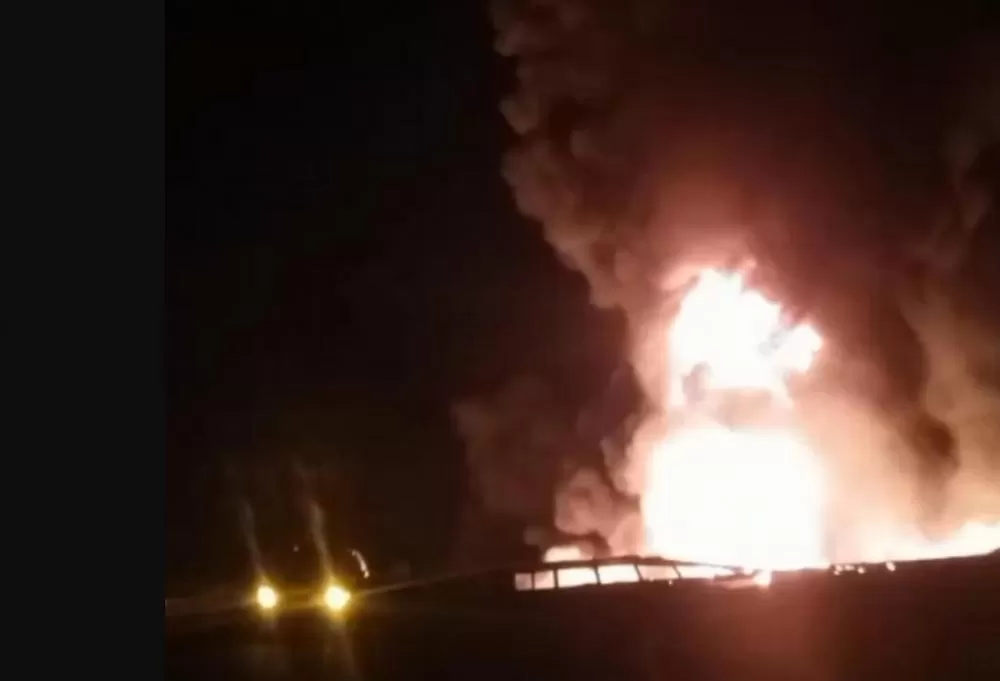 Explosão de carreta-tanque mata motorista e interdita BR-381 em Minas