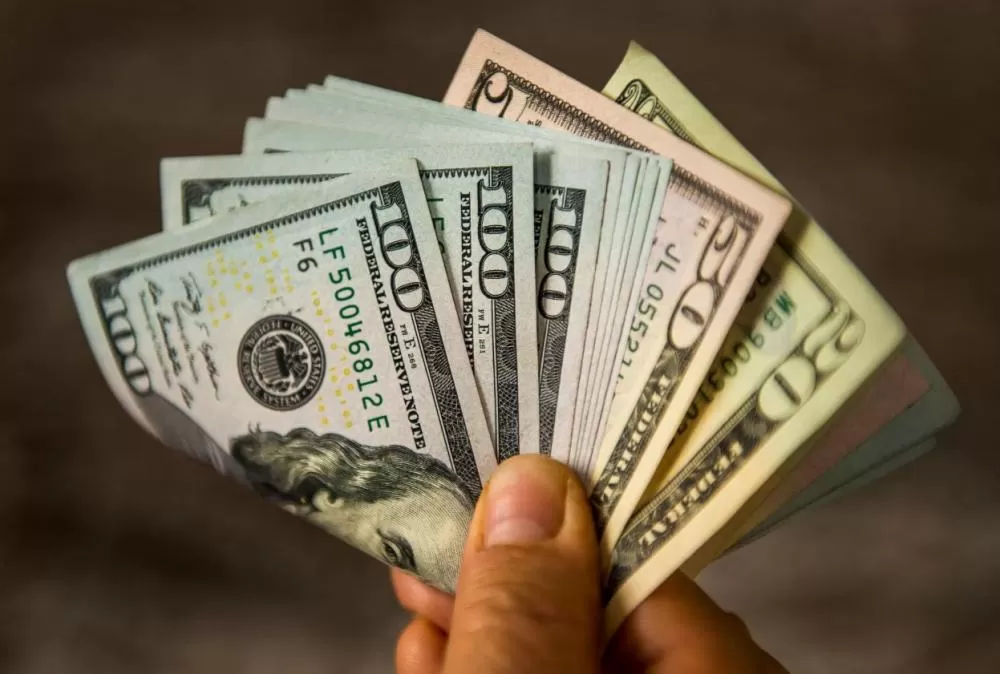 Retaliação do Irã a bases dos EUA derruba dólar para R$ 5,50