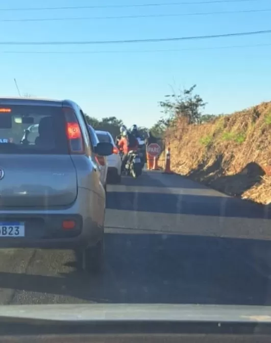 Obras na MG-424 provocam congestionamento em ambos os sentidos em Pedro Leopoldo