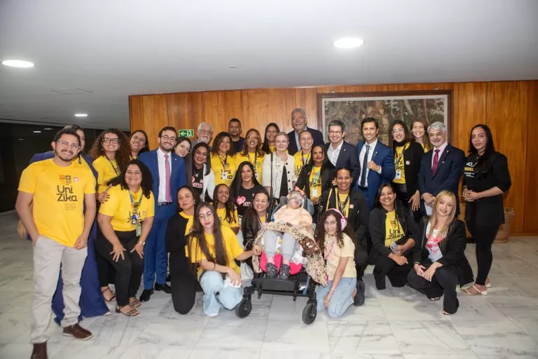 Lei garante pensão vitalícia e indenização de R$ 50 mil a vítimas de microcefalia causada por Zika