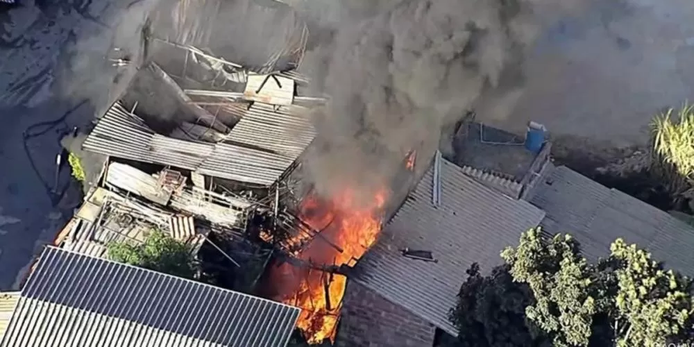 Incêndio atinge casa com recicláveis e mobiliza bombeiros em Ribeirão das Neves
