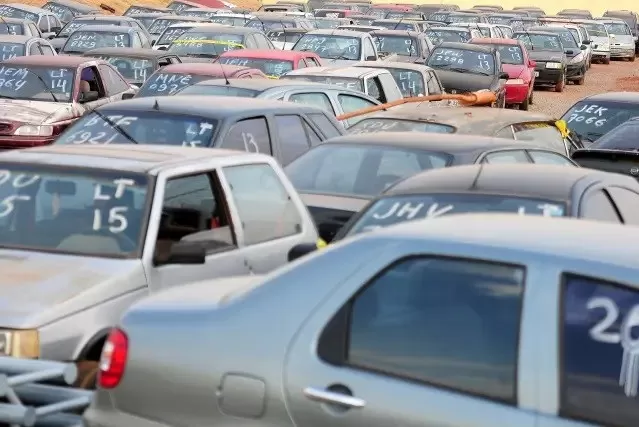Veículos abandonados em Santa Luzia irão a leilão após 120 dias