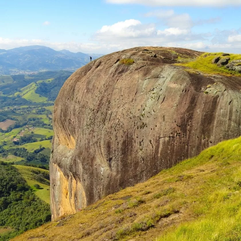 Mulher morre durante rapel na Pedra do Elefante, em Minas Gerais