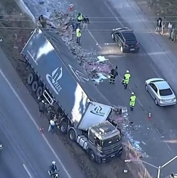 Caminhão tomba na BR-040 em Ribeirão das Neves e carga de vidro é saqueada