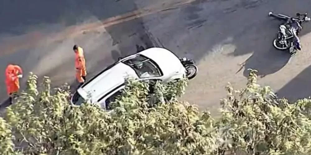 Casal morre em colisão entre motos e carro na BR-262, em Sabará