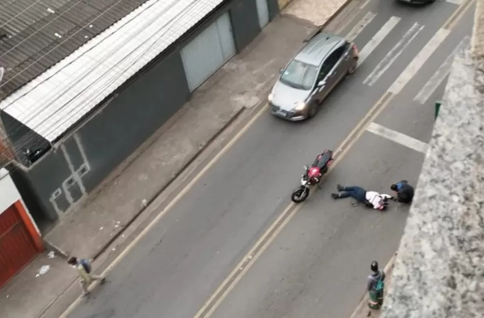 Mulher é agredida por pai após atropelar criança em faixa de pedestres em Minas