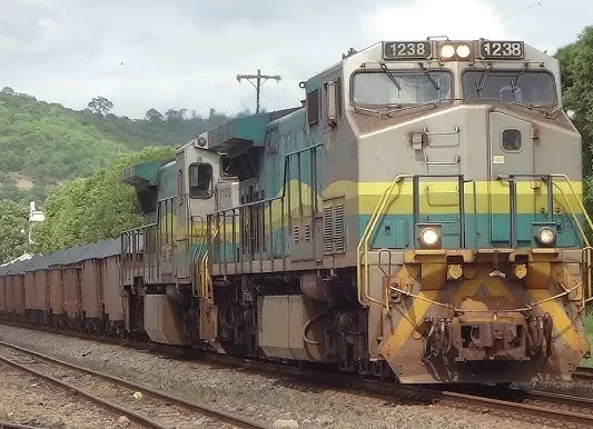 Vítima sobrevive após ser atingida por locomotiva em linha férrea de Pedro Leopoldo