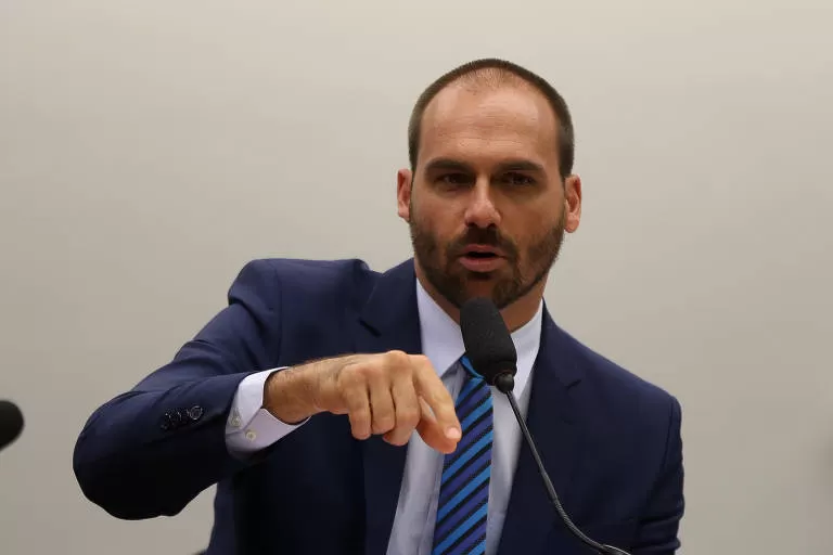 Eduardo Bolsonaro pode perder mandato ao optar por permanência nos EUA