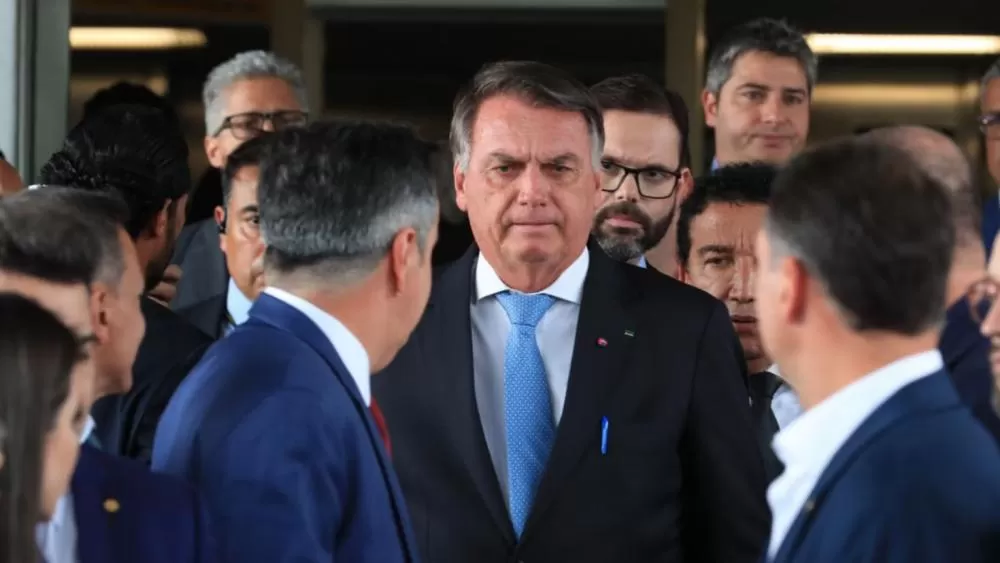 Bolsonaro é alvo de busca e apreensão e terá que usar tornozeleira eletrônica