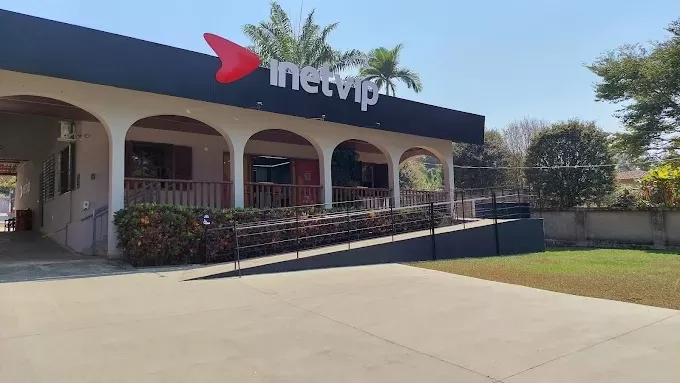 Empresa local, tecnologia global: como a INETVIP compete com gigantes nacionais sem perder sua essência regional