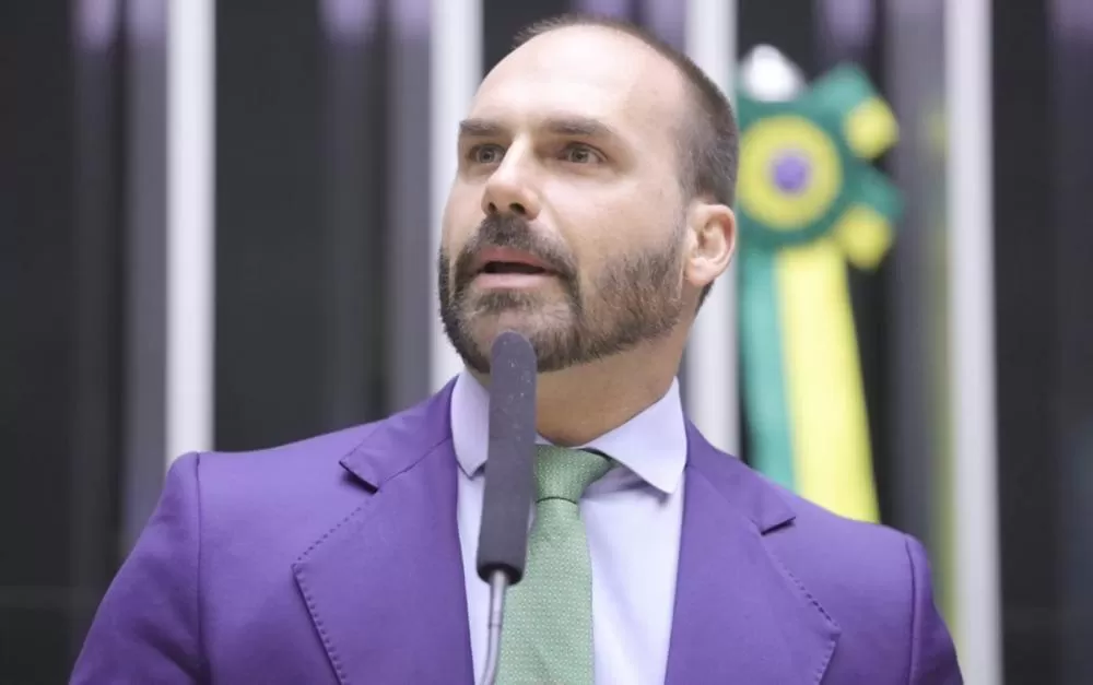 Licença de Eduardo Bolsonaro termina neste domingo e pode resultar em perda de mandato