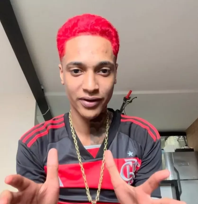 Rapper Oruam se entrega à polícia após mandado de prisão preventiva no RJ