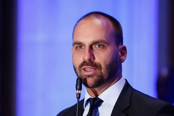 “Mexeu na turminha da elite financeira”: Eduardo Bolsonaro reage a críticas de Zema com ironia