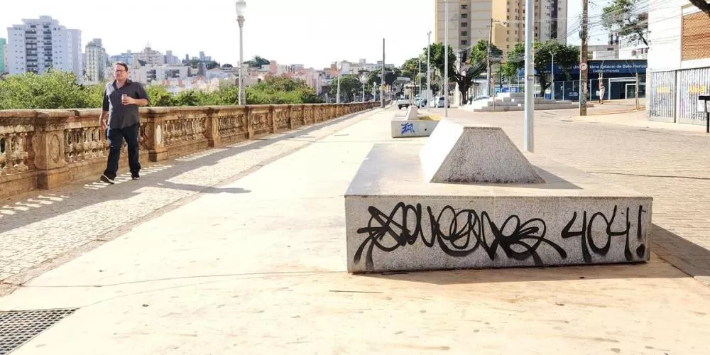 Após reforma de R$ 4,6 milhões, rua Sapucaí sofre vandalismo em Belo Horizonte