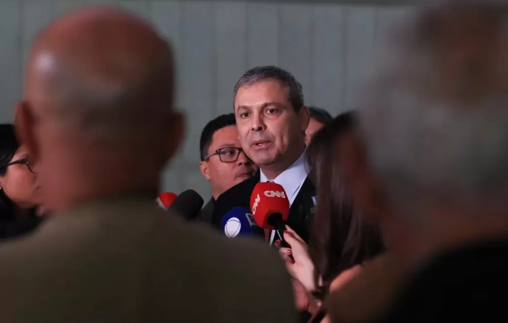 Líder do PT exige cassação imediata de Carla Zambelli após prisão na Itália