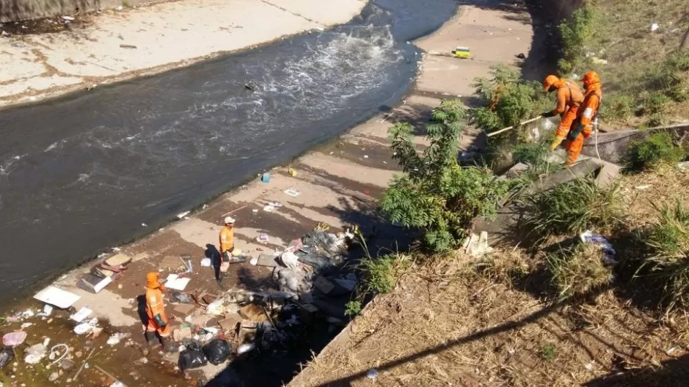 Mutirão retira até 20 toneladas de lixo do Arrudas em BH para prevenir enchentes