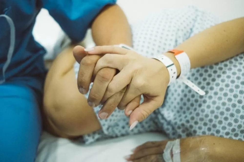 Nova lei em Minas garante acompanhante para mulheres sedadas durante procedimentos médicos