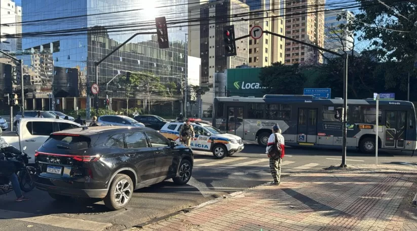 Mulher dá à luz dentro de carro em avenida movimentada de Belo Horizonte