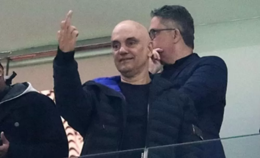 Após sanção nos EUA, Moraes faz gesto obsceno em jogo e alimenta oposição bolsonarista