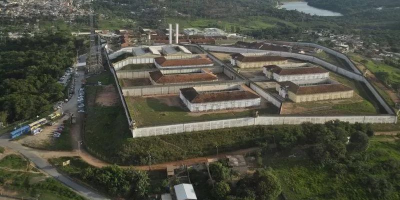 Operação flagra celulares e quase 40 chips com detentos em presídio da Grande BH