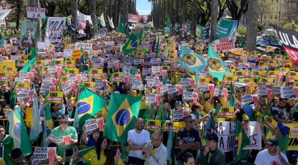 Manifestantes se concentram na Praça da Liberdade em protesto contra Lula e STF