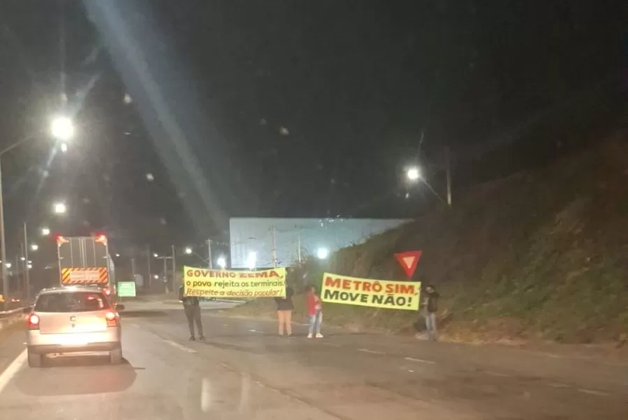 Manifestação interdita BR-040 em Ribeirão das Neves e causa lentidão no trânsito