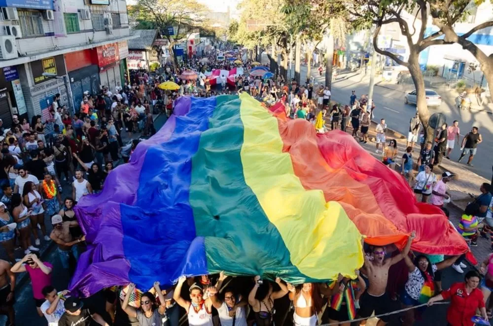 19ª Parada LGBTQIA+ de Contagem celebra diversidade e leva multidão à Praça da Glória