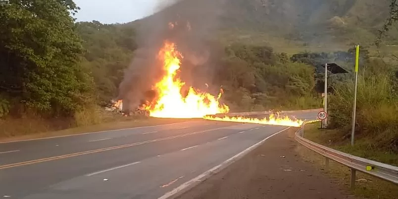 Acidente com carreta carregada de combustível interdita BR-040 em Minas
