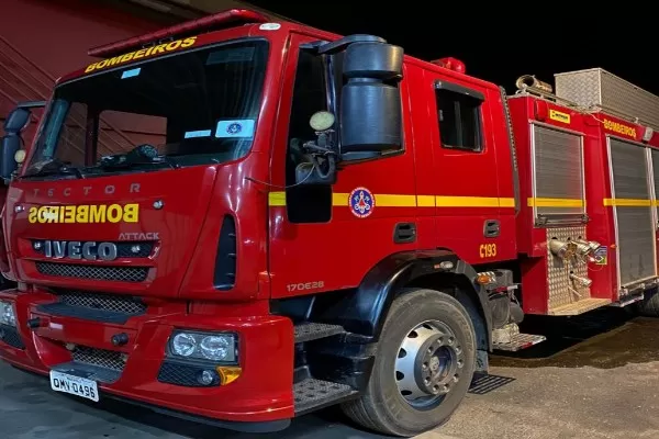 Moradora tenta se aquecer com fogo e causa incêndio em duas residências em Matozinhos