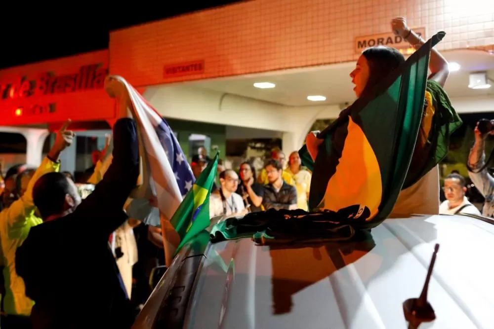 Vizinhos de Bolsonaro expressam preocupação com aglomeração após prisão domiciliar