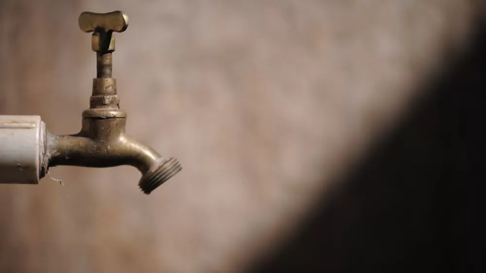 Manutenção se estende e Copasa adia retorno da água em cidades da Grande BH