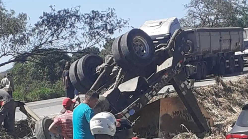 Caminhão tomba e fecha a MG 424 em São José da Lapa