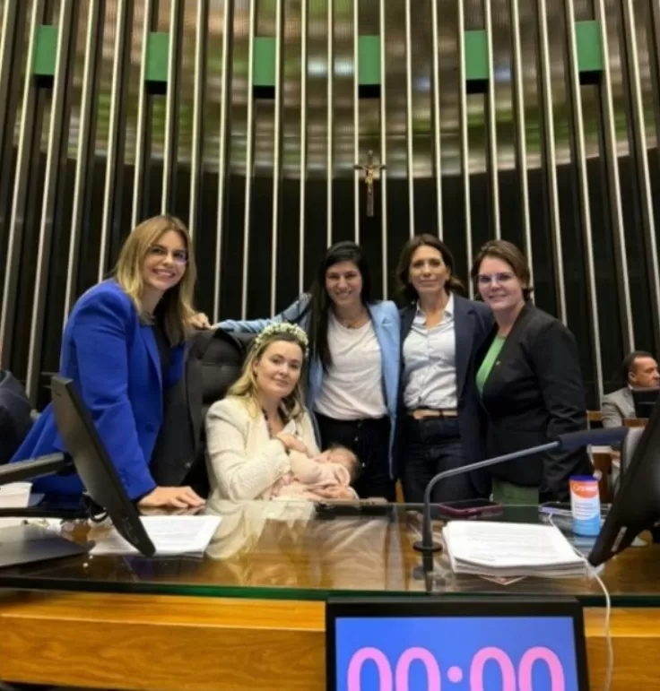 Deputada leva bebê de 4 meses a protesto na Câmara e é denunciada ao Conselho Tutelar
