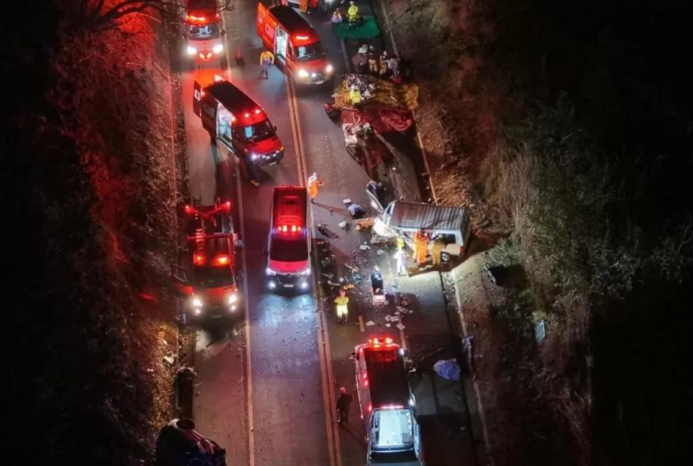 Acidente entre carro e van deixa quatro mortos em Uberlândia 