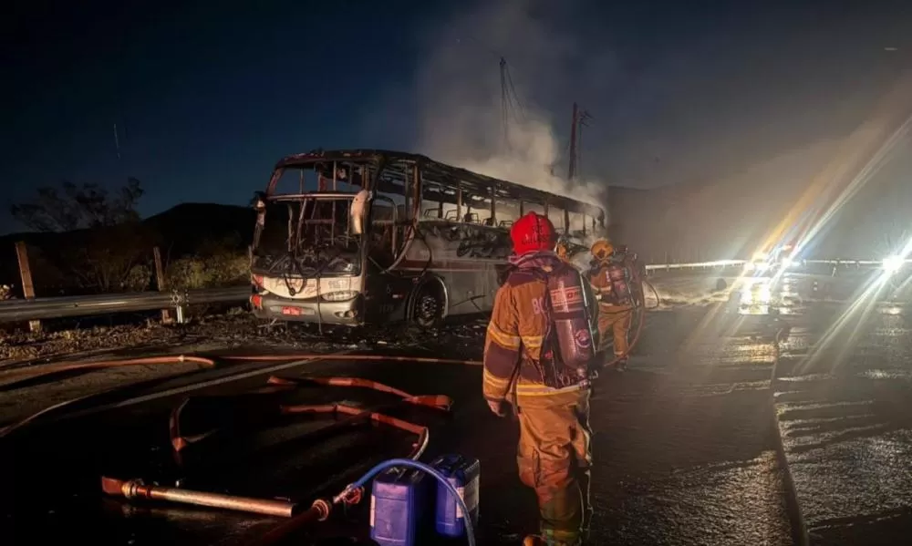 Ônibus com torcedores do Cruzeiro pega fogo na BR-040 em Nova Lima