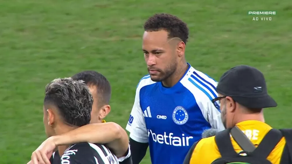 Neymar deixa o Mineirão com a camisa do Cruzeiro após vitória do Santos sobre o time mineiro