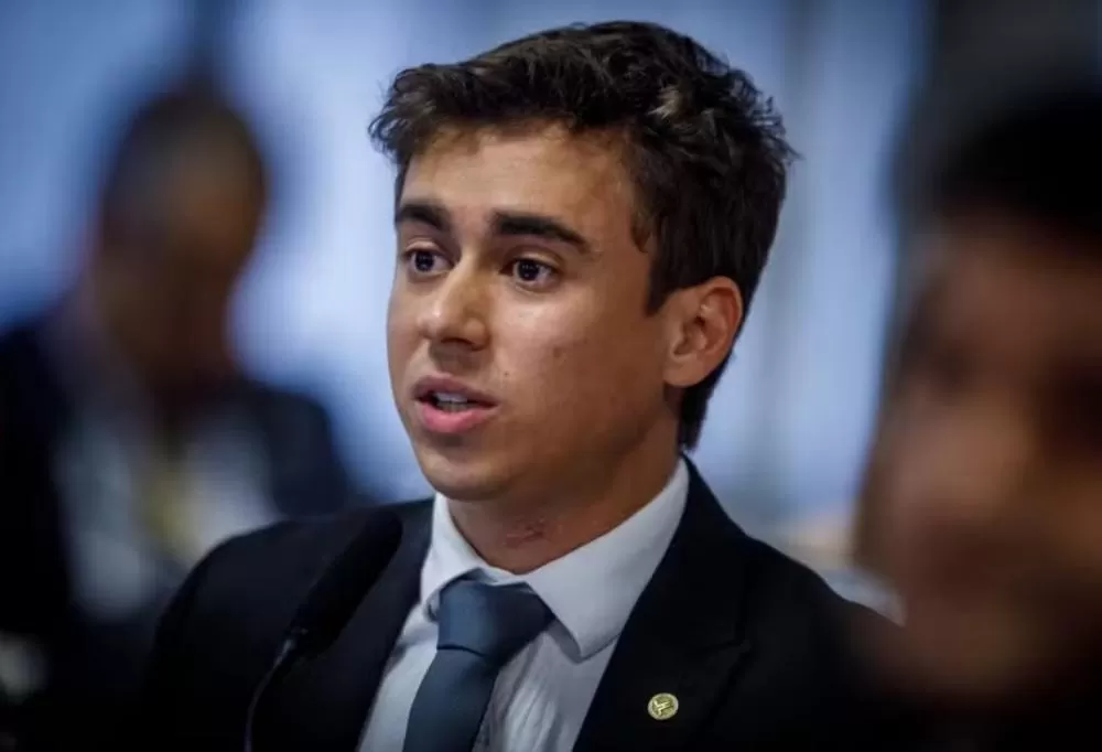 Nikolas Ferreira pede autorização a Moraes para visitar Bolsonaro em prisão domiciliar