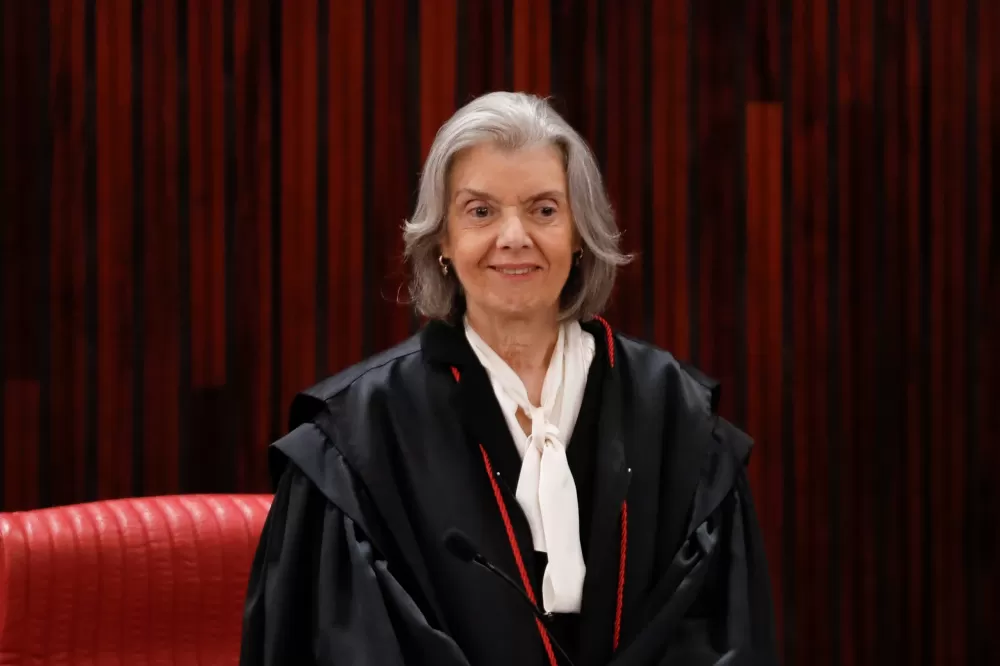 Cármen Lúcia é eleita presidente do TSE pelos próximos dois anos