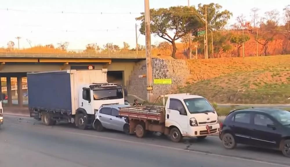 Engavetamento no Anel Rodoviário deixa mulher ferida e causa congestionamento em BH